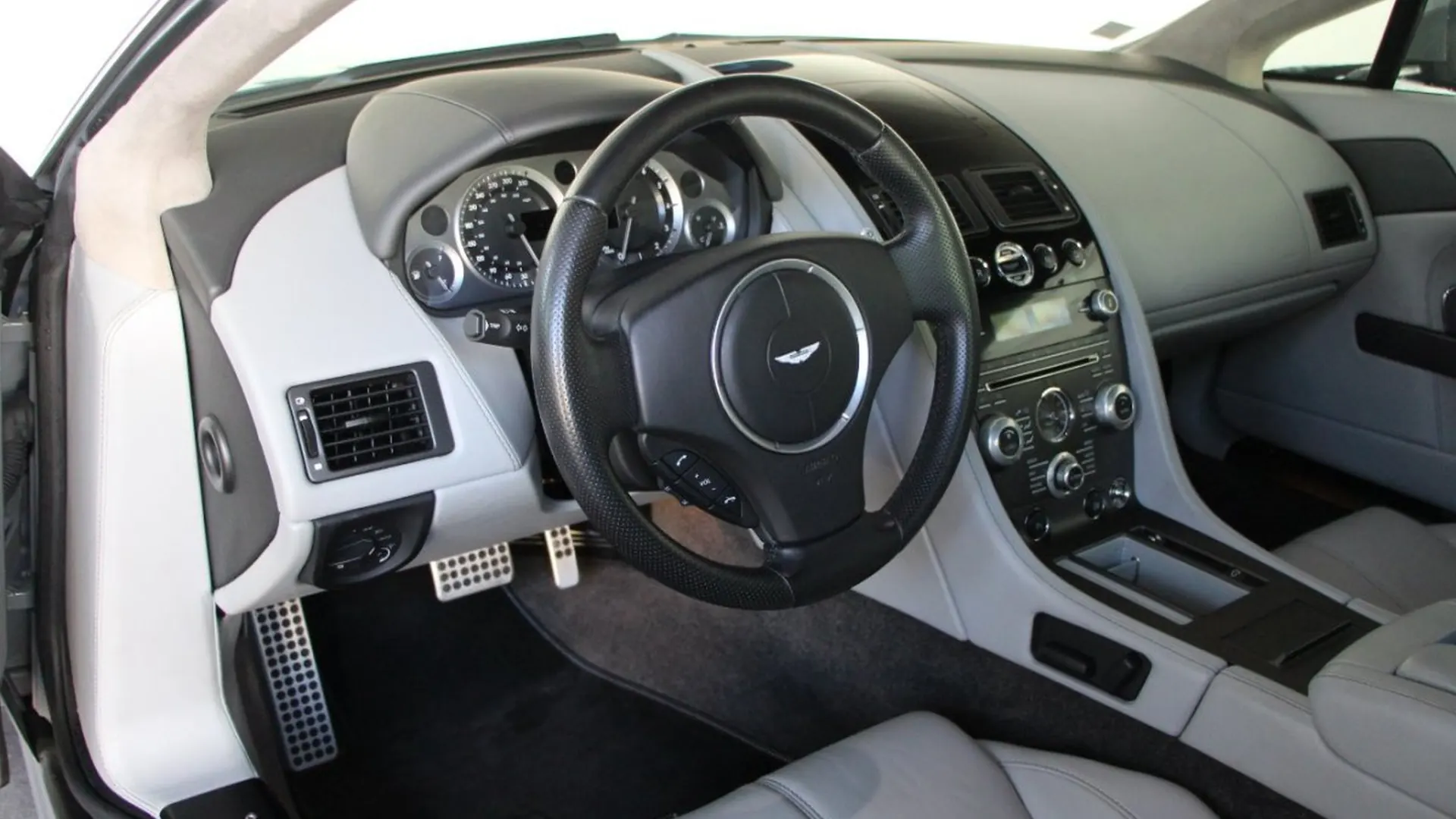 Aston Martin V8 — photo 6