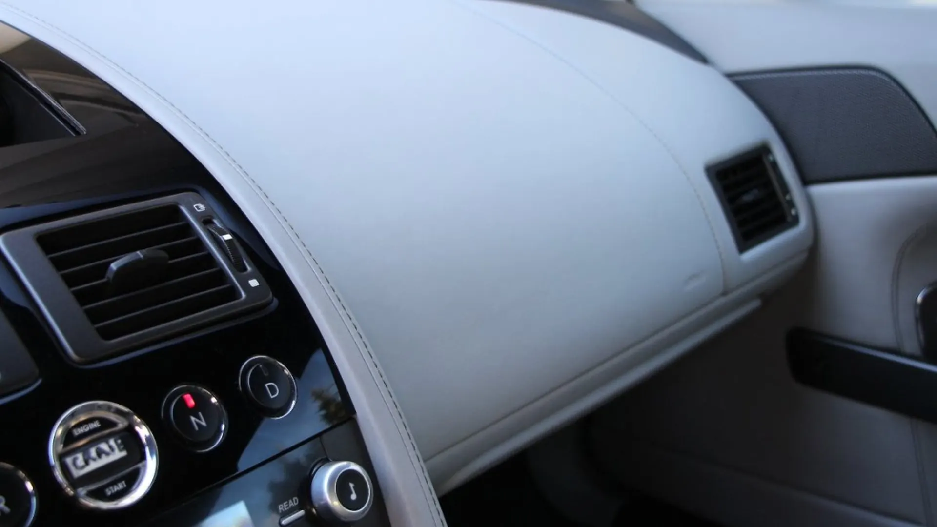 Aston Martin V8 — photo 20