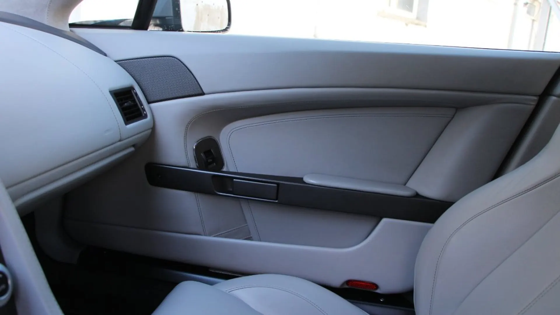 Aston Martin V8 — photo 18