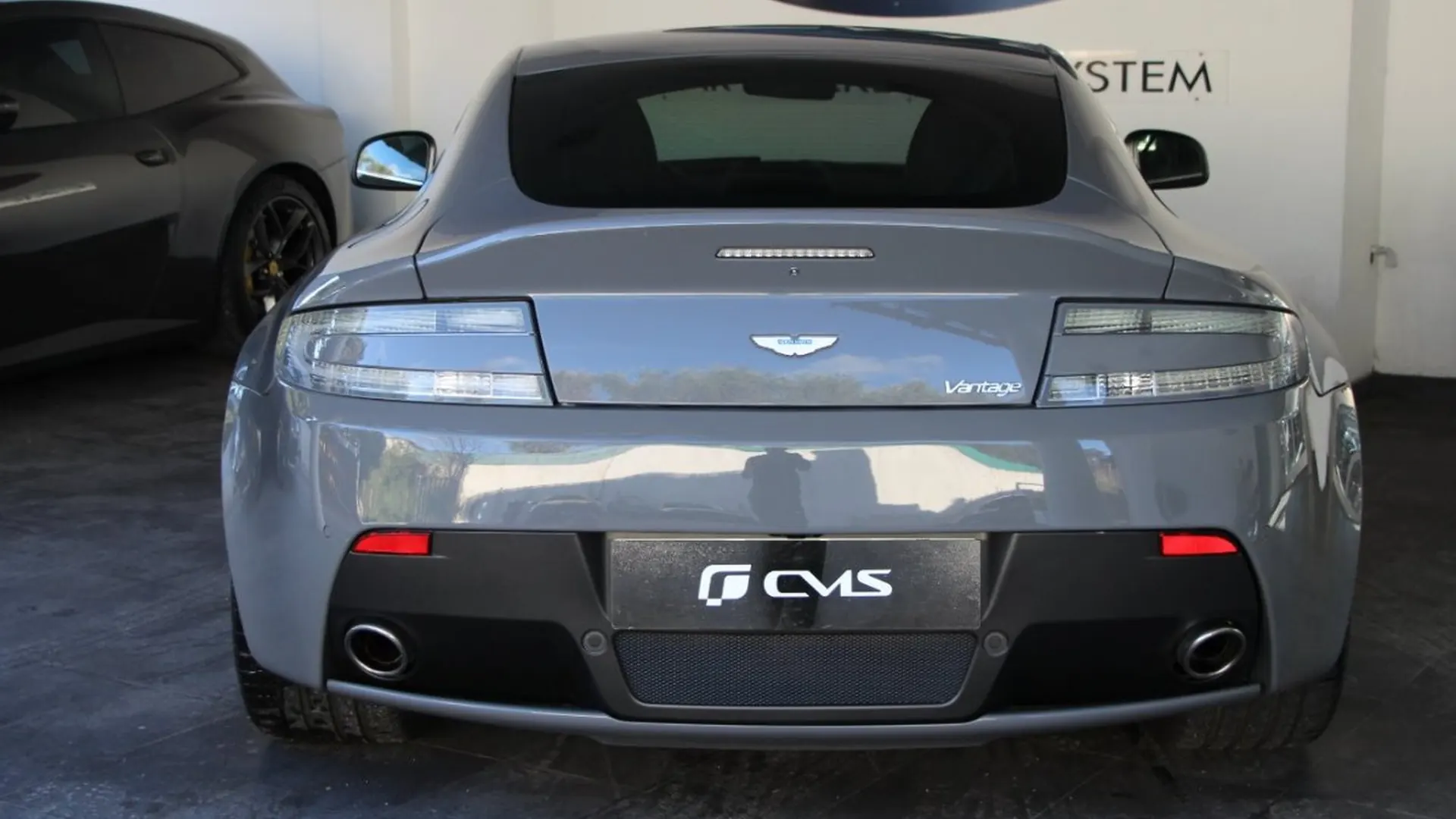 Aston Martin V8 — photo 4
