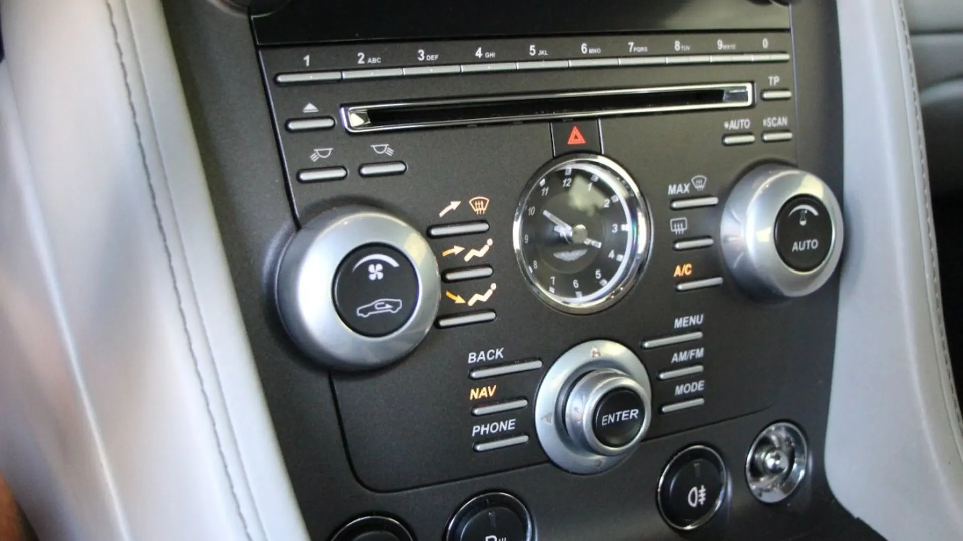 Aston Martin V8 — photo 11