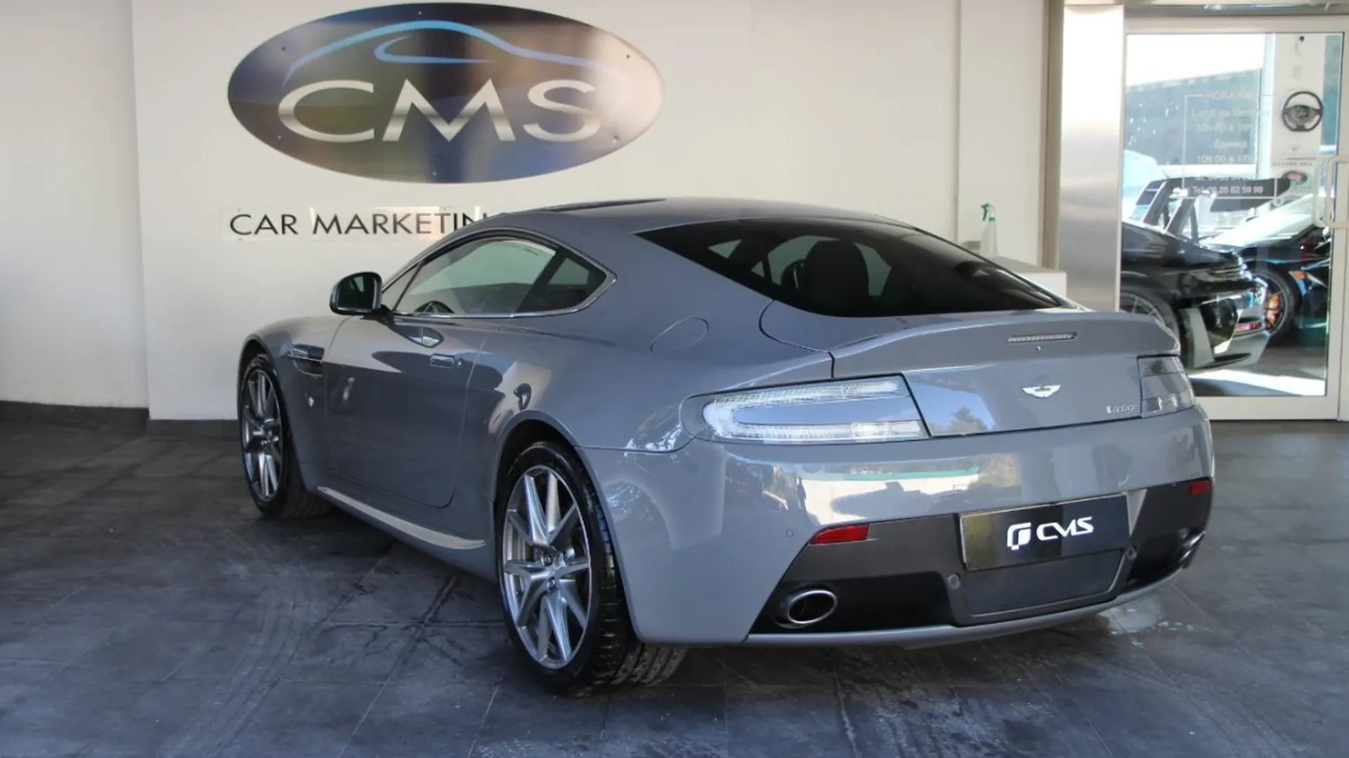 Aston Martin V8 — photo 3