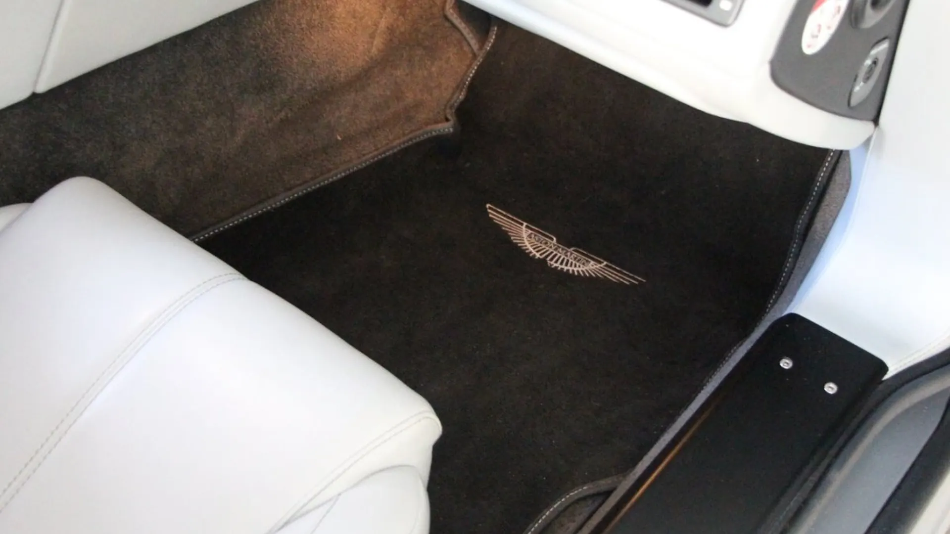 Aston Martin V8 — photo 21