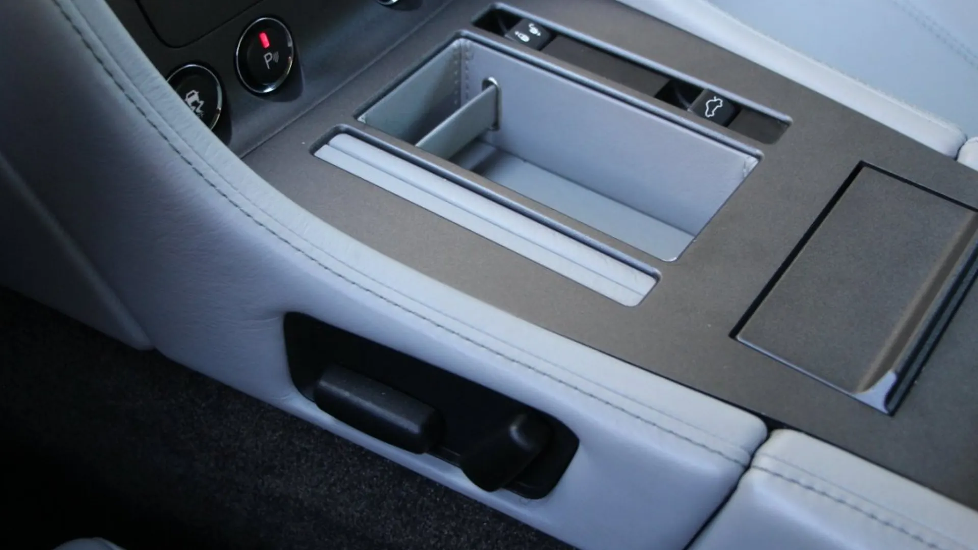 Aston Martin V8 — photo 19