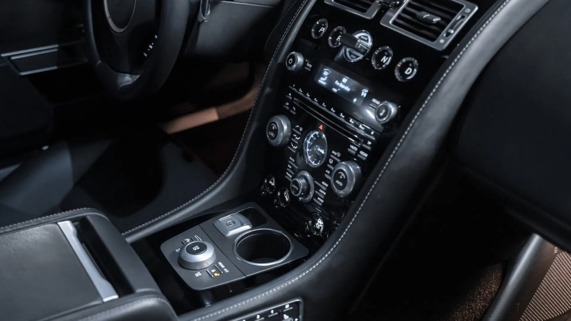 Aston Martin Rapide — photo 28