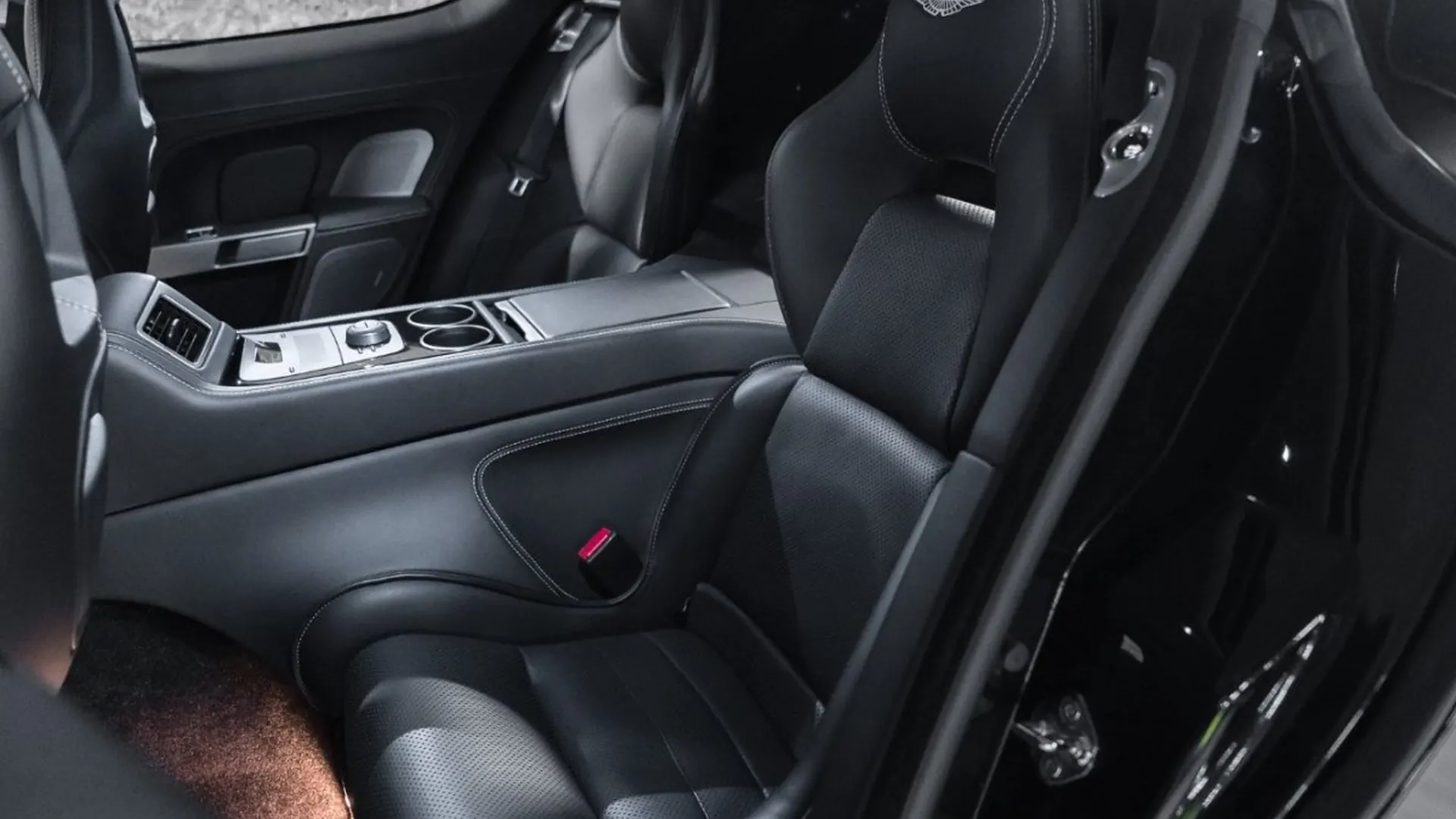 Aston Martin Rapide — photo 35