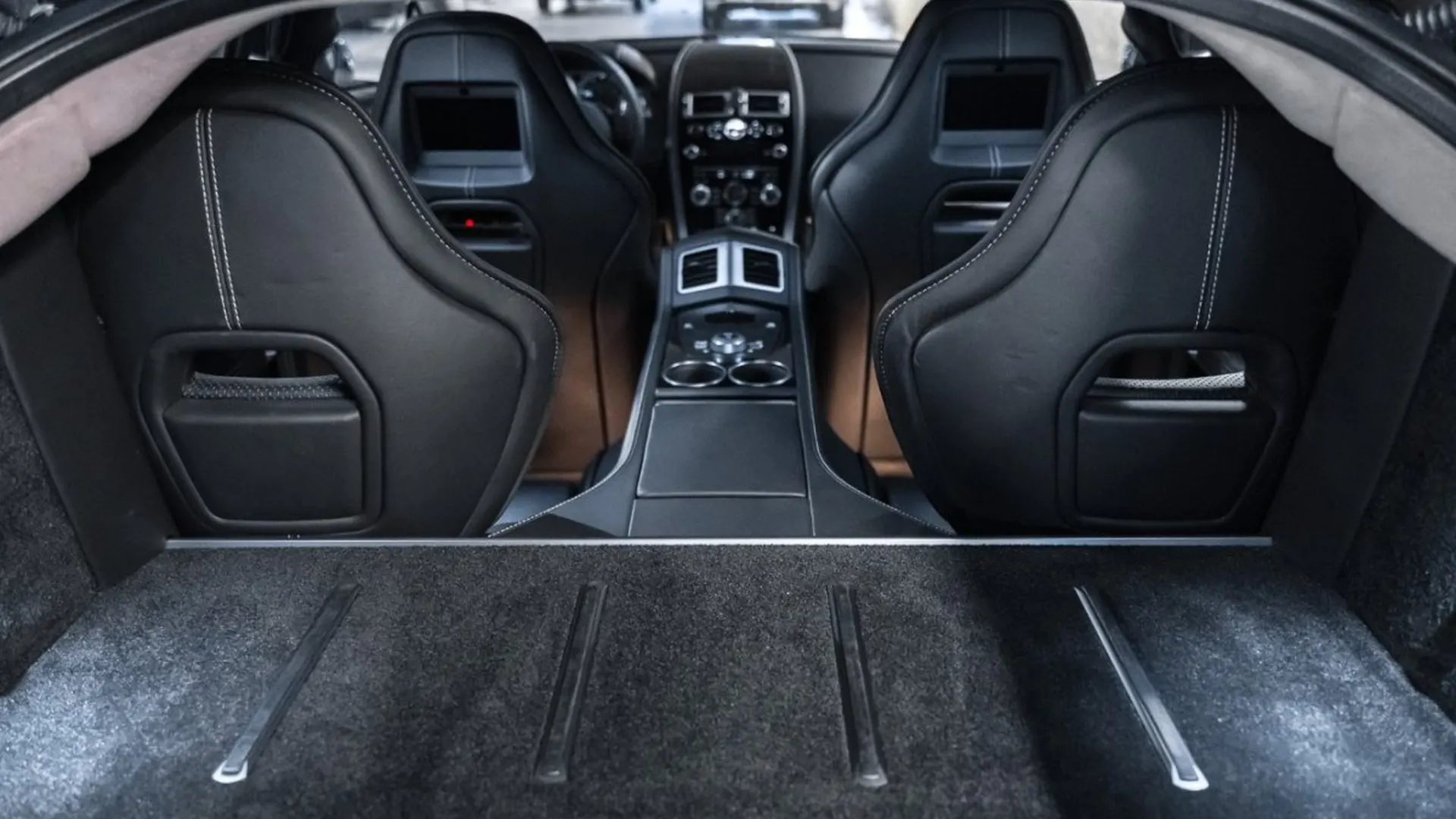 Aston Martin Rapide — photo 37