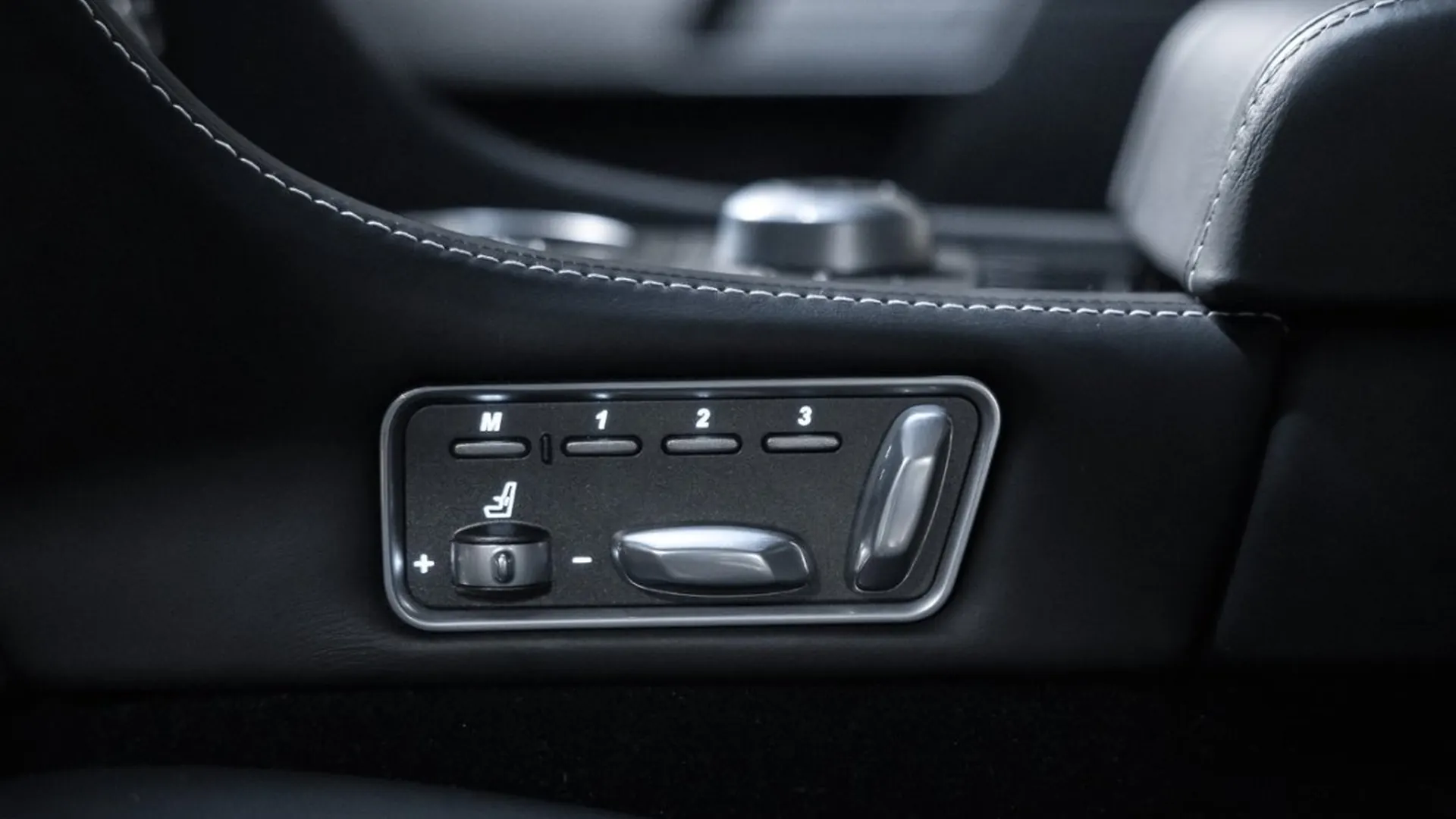 Aston Martin Rapide — photo 30