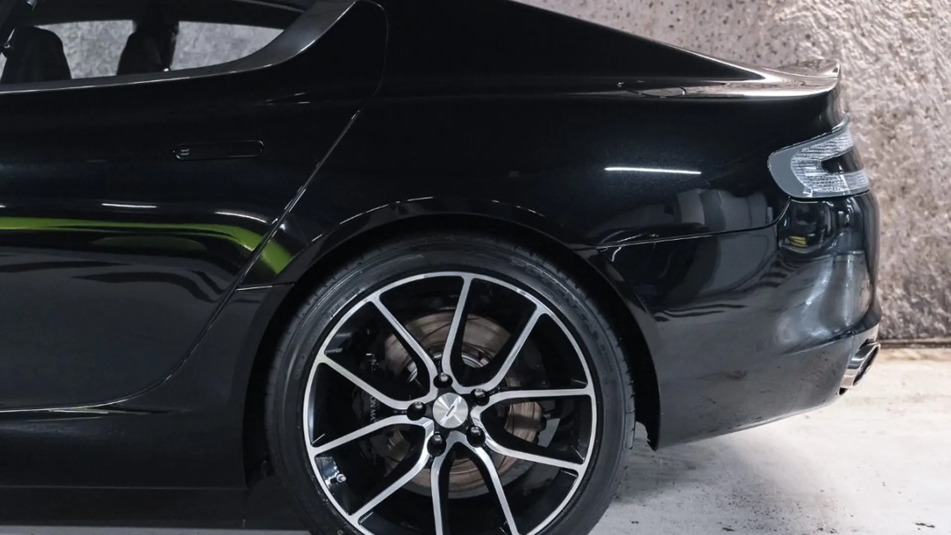 Aston Martin Rapide — photo 11