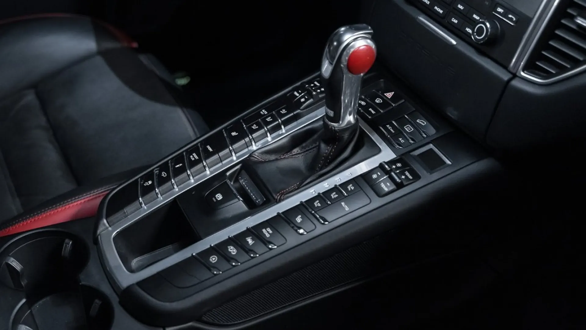Porsche Macan — photo 38