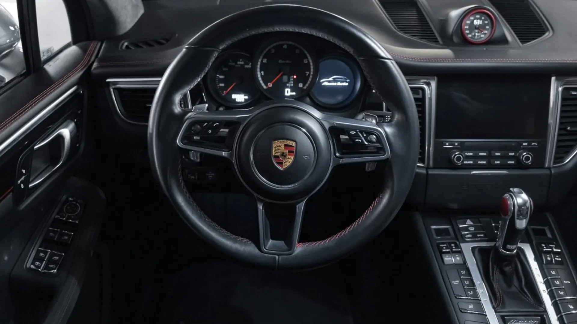 Porsche Macan — photo 30