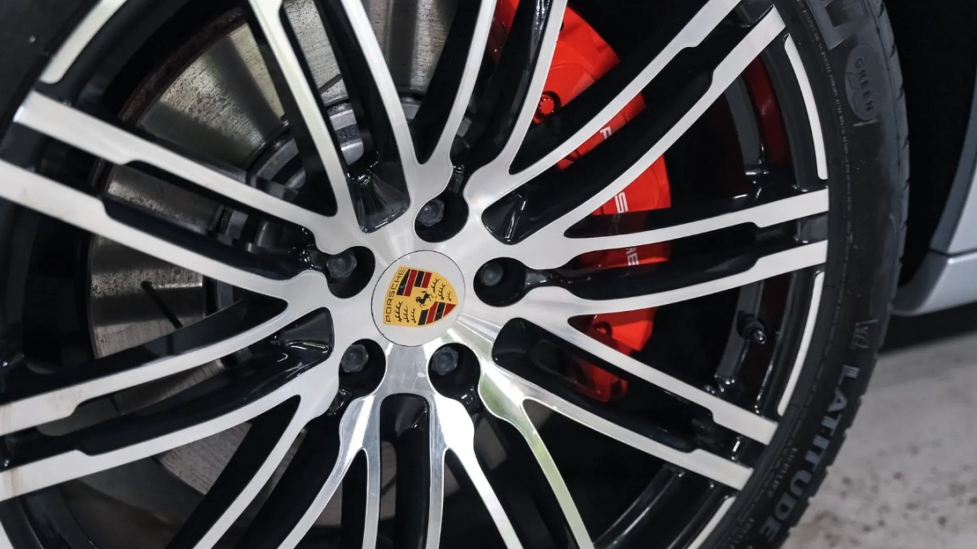 Porsche Macan — photo 11