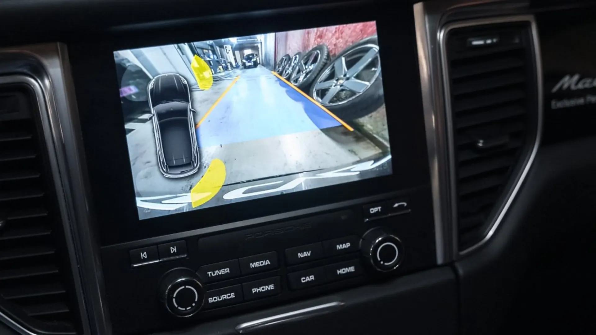Porsche Macan — photo 35