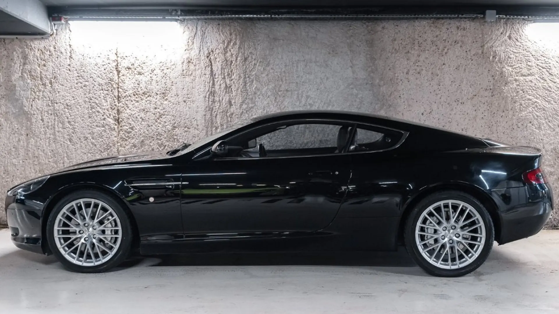 Aston Martin DB9 — photo 8