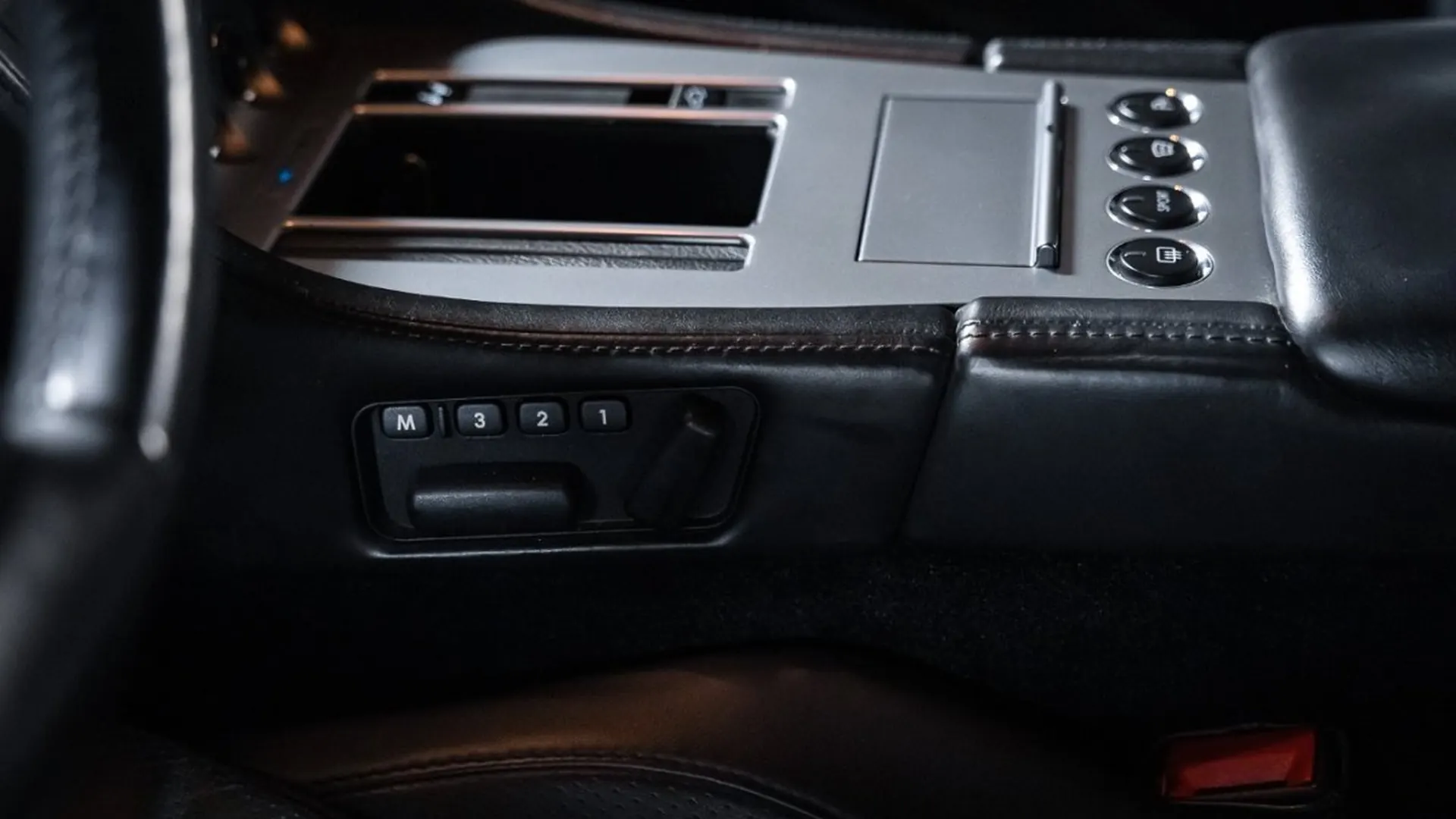 Aston Martin DB9 — photo 30