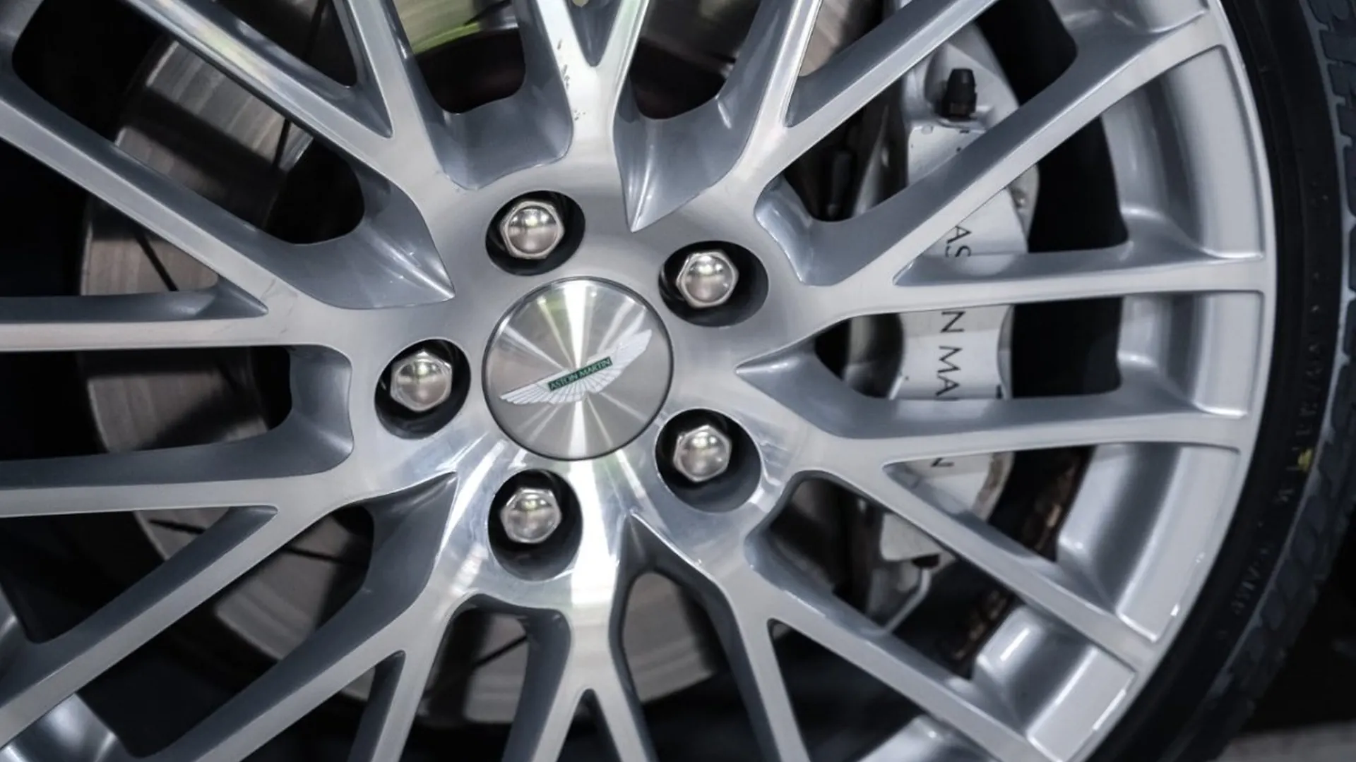 Aston Martin DB9 — photo 11