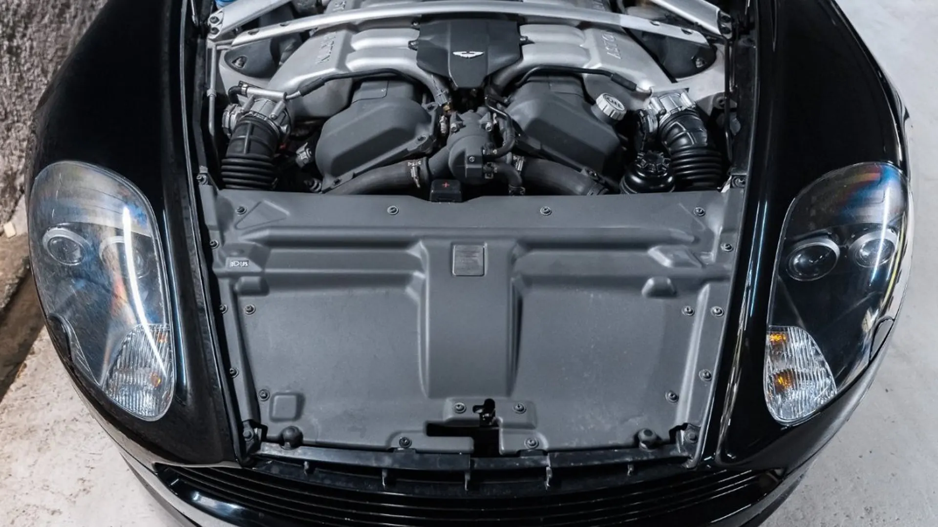 Aston Martin DB9 — photo 34