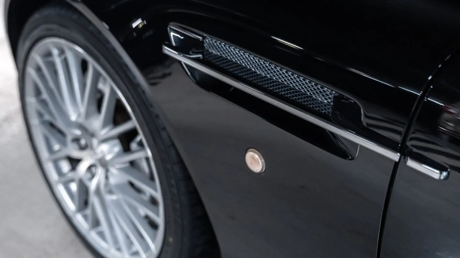 Aston Martin DB9 — photo 10