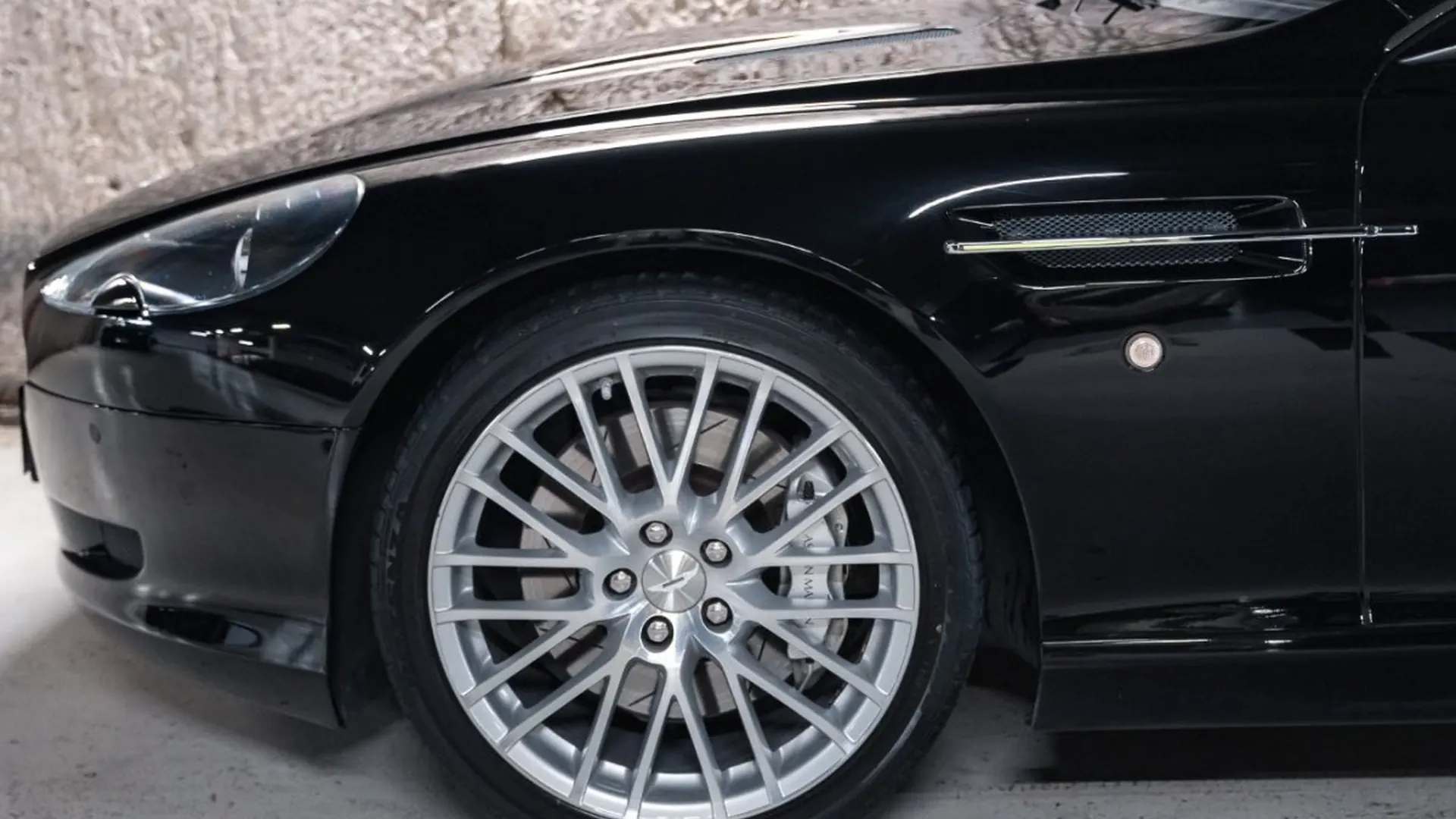 Aston Martin DB9 — photo 9