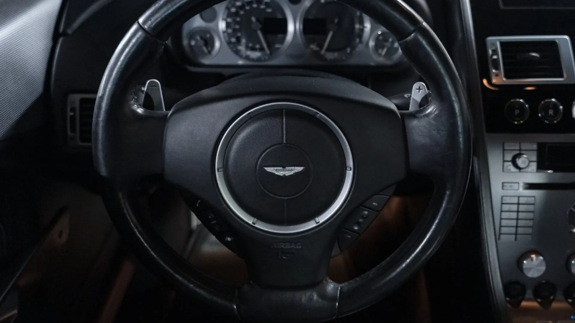 Aston Martin DB9 — photo 24