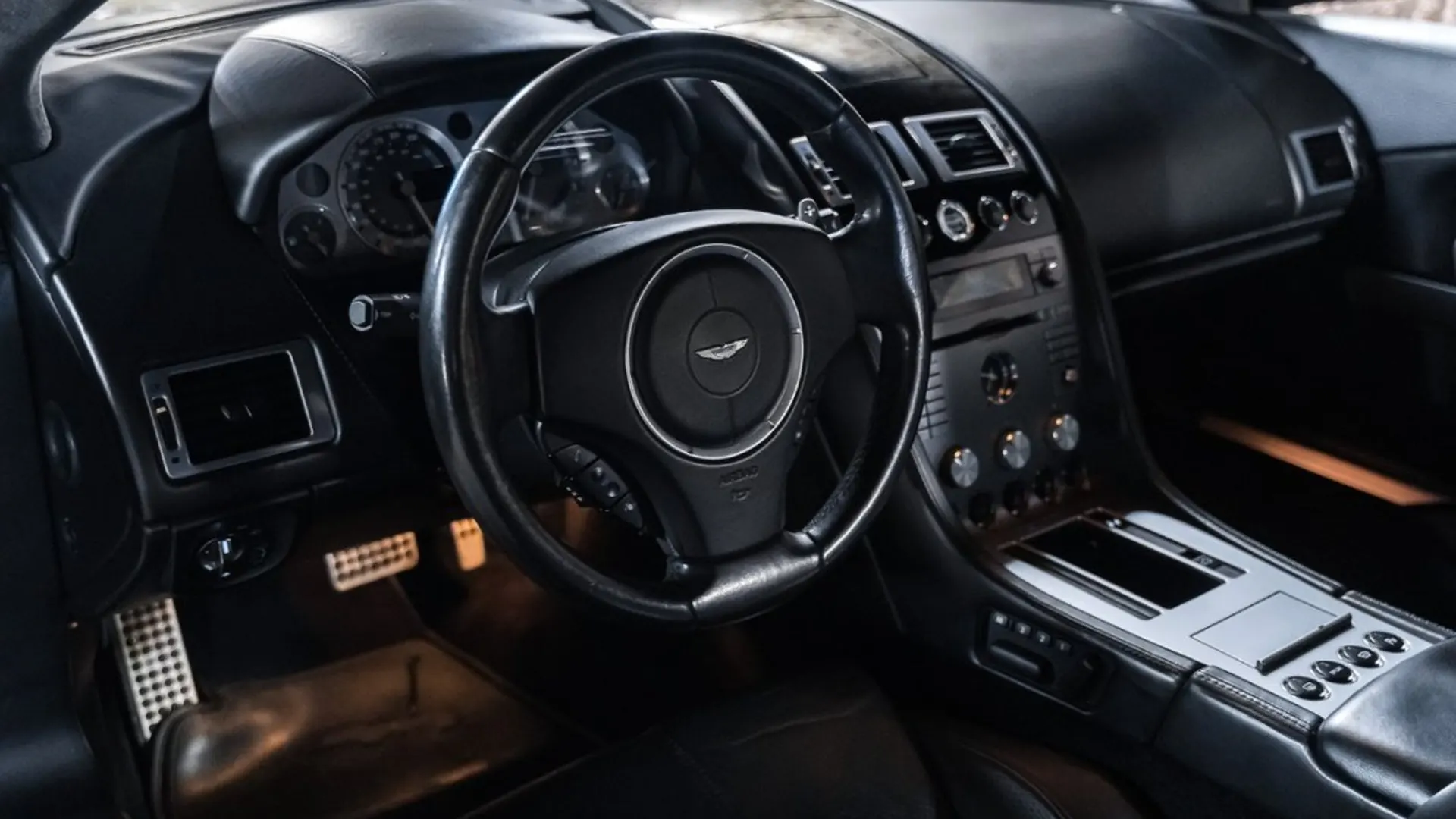 Aston Martin DB9 — photo 23