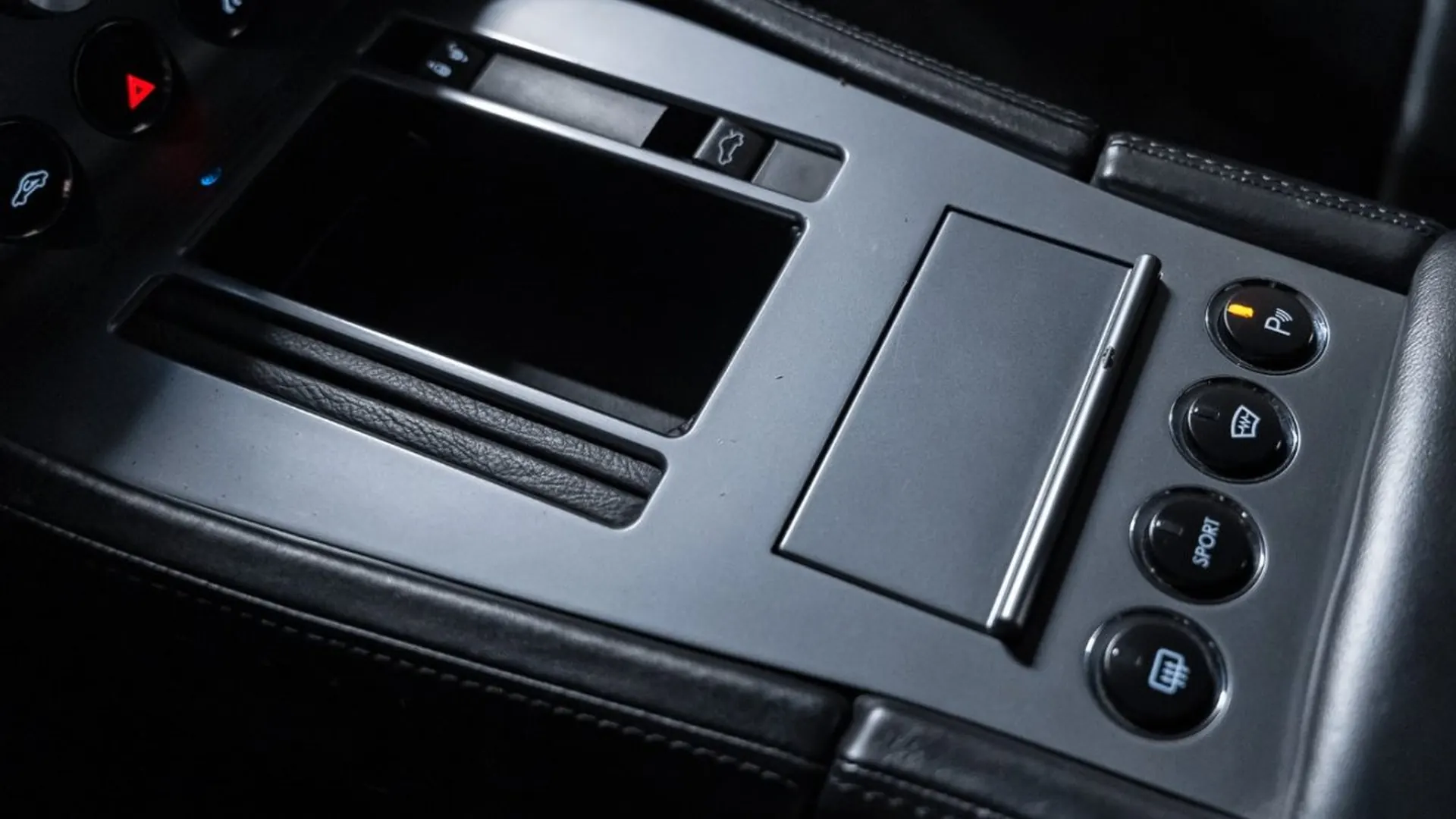 Aston Martin DB9 — photo 29