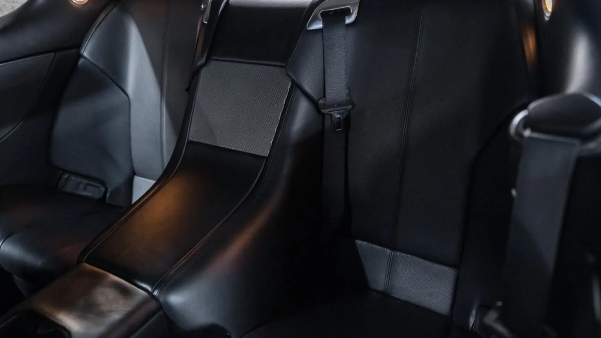 Aston Martin DB9 — photo 33