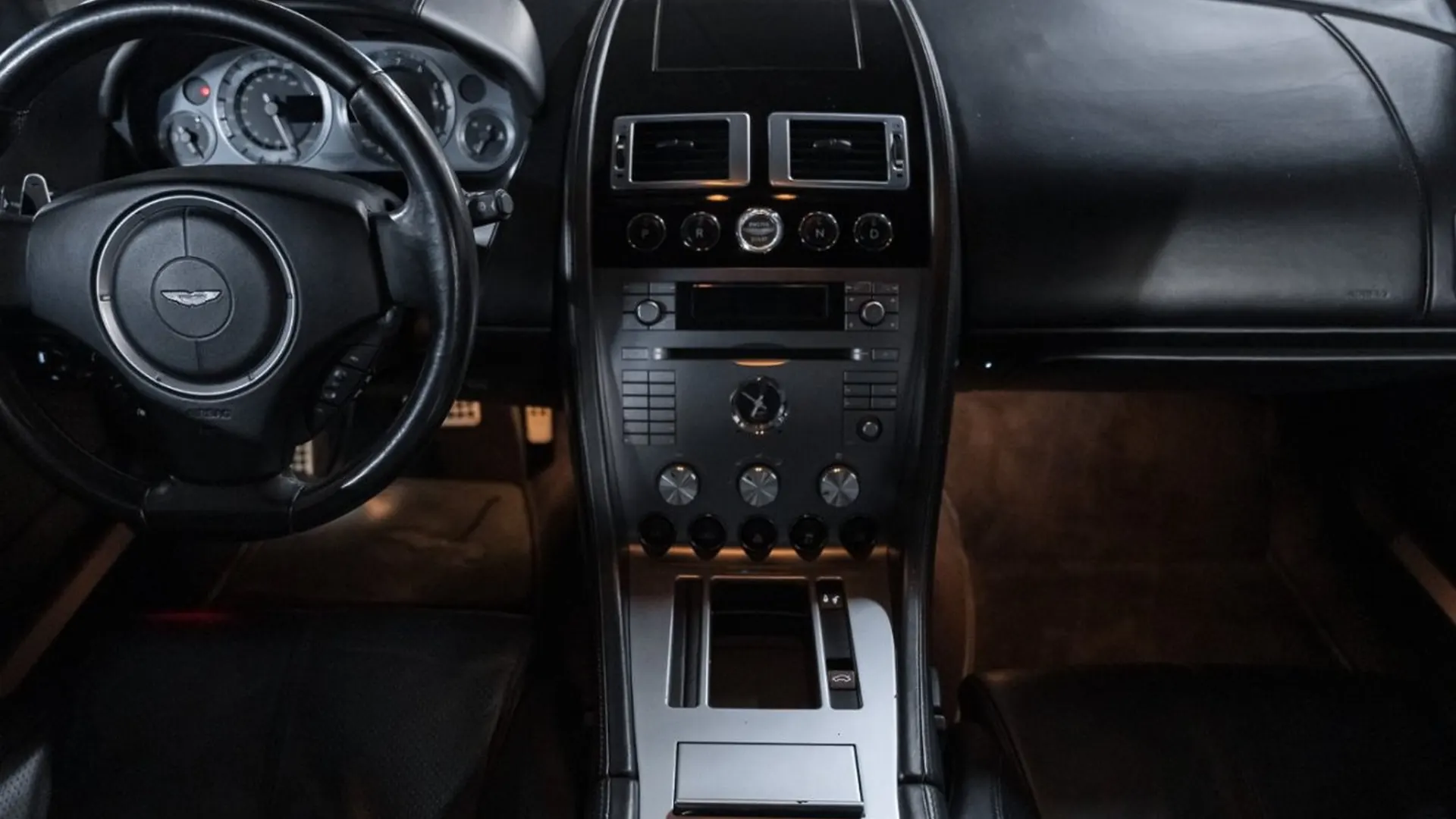 Aston Martin DB9 — photo 26