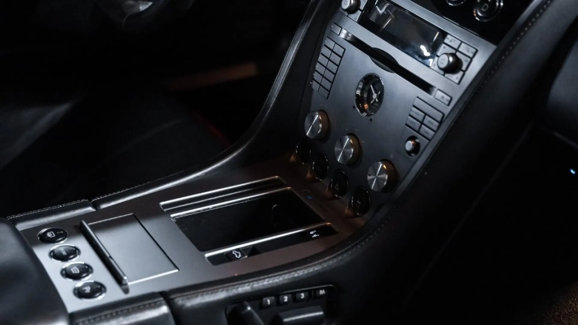 Aston Martin DB9 — photo 27