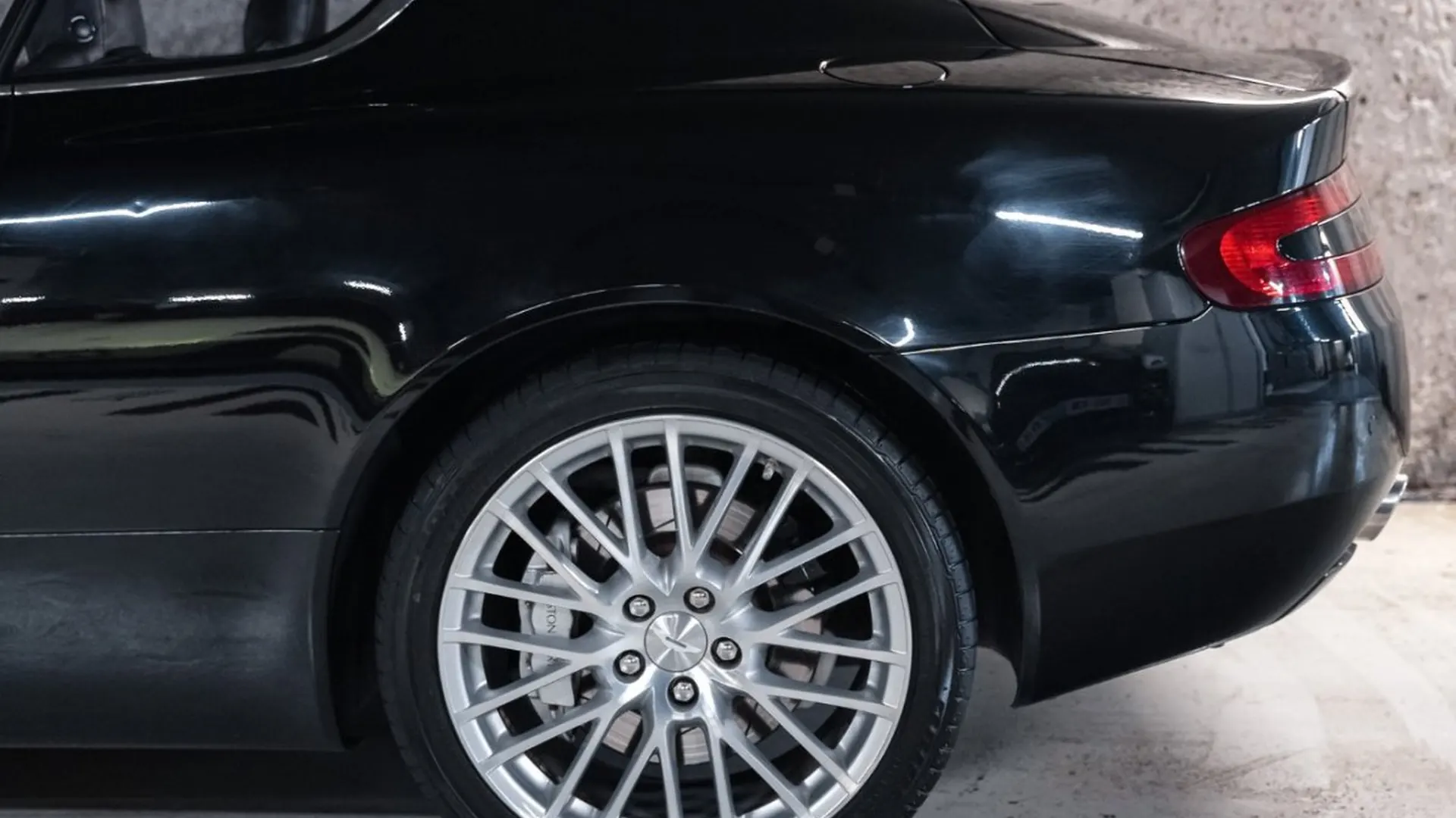Aston Martin DB9 — photo 12