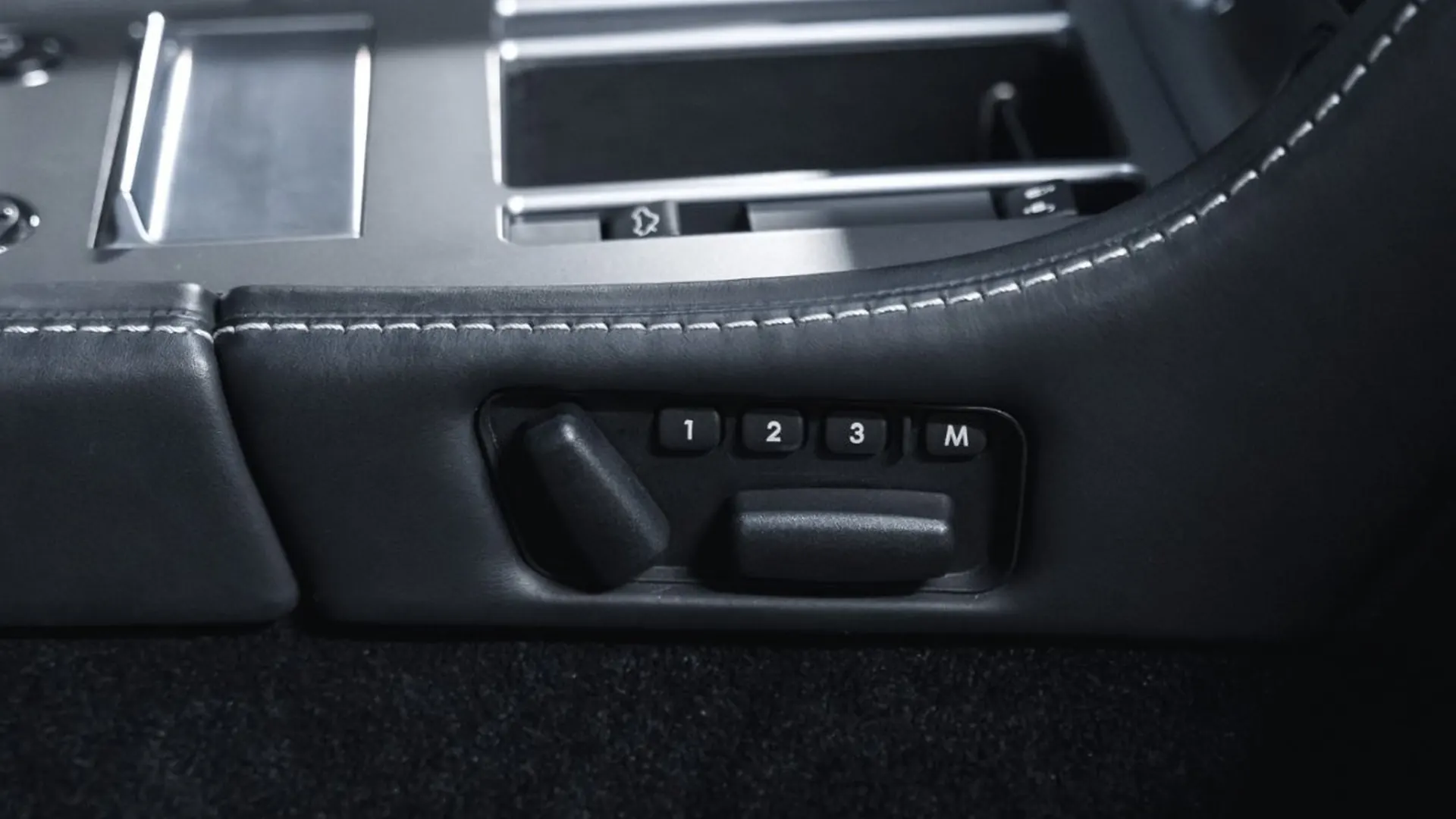 Aston Martin DBS — photo 40