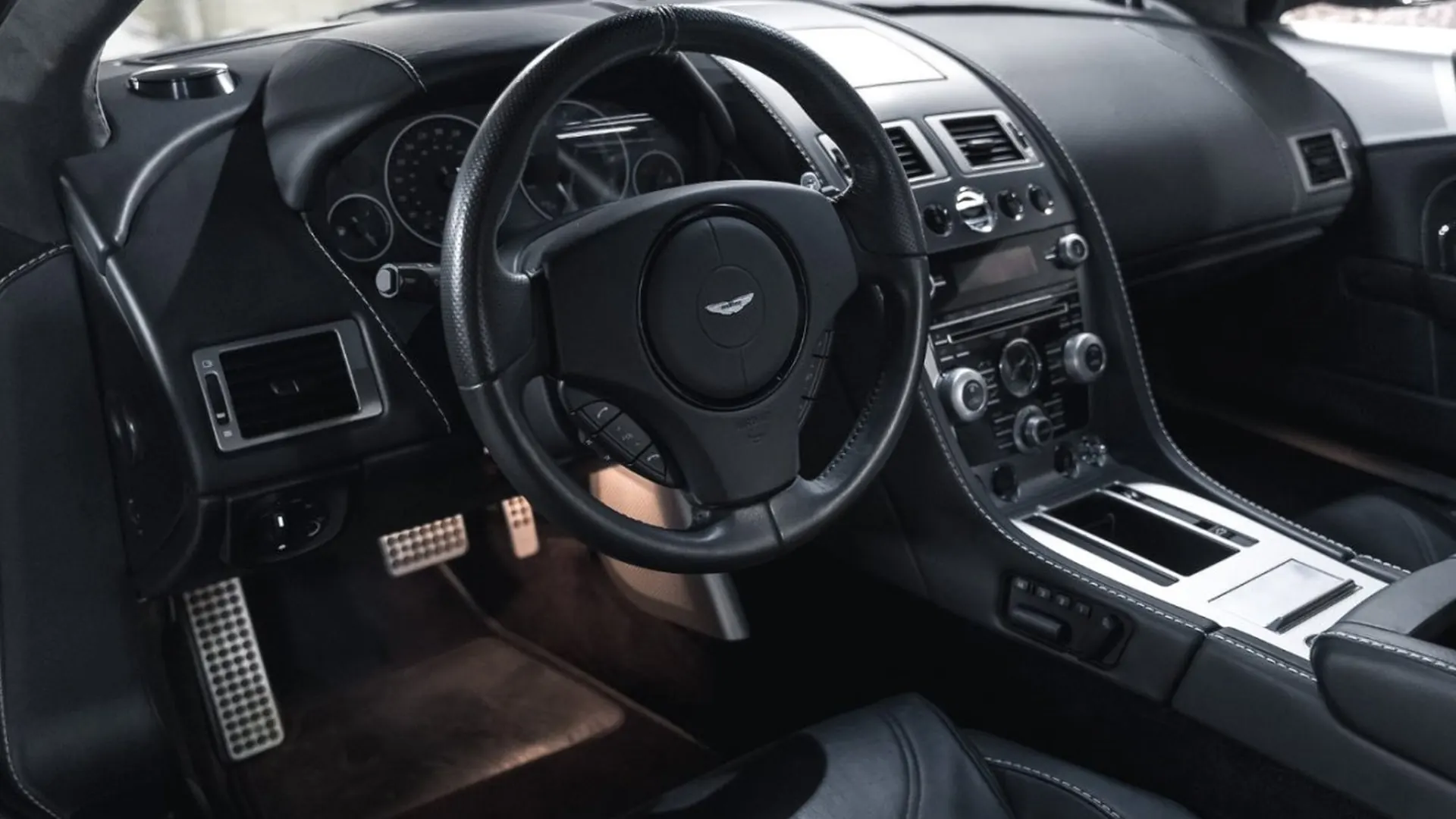 Aston Martin DBS — photo 31