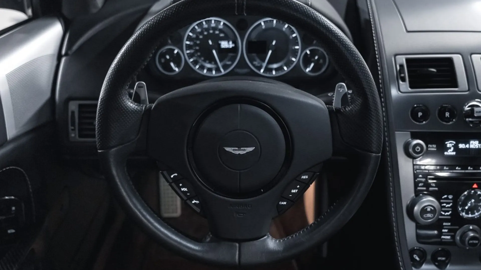 Aston Martin DBS — photo 33