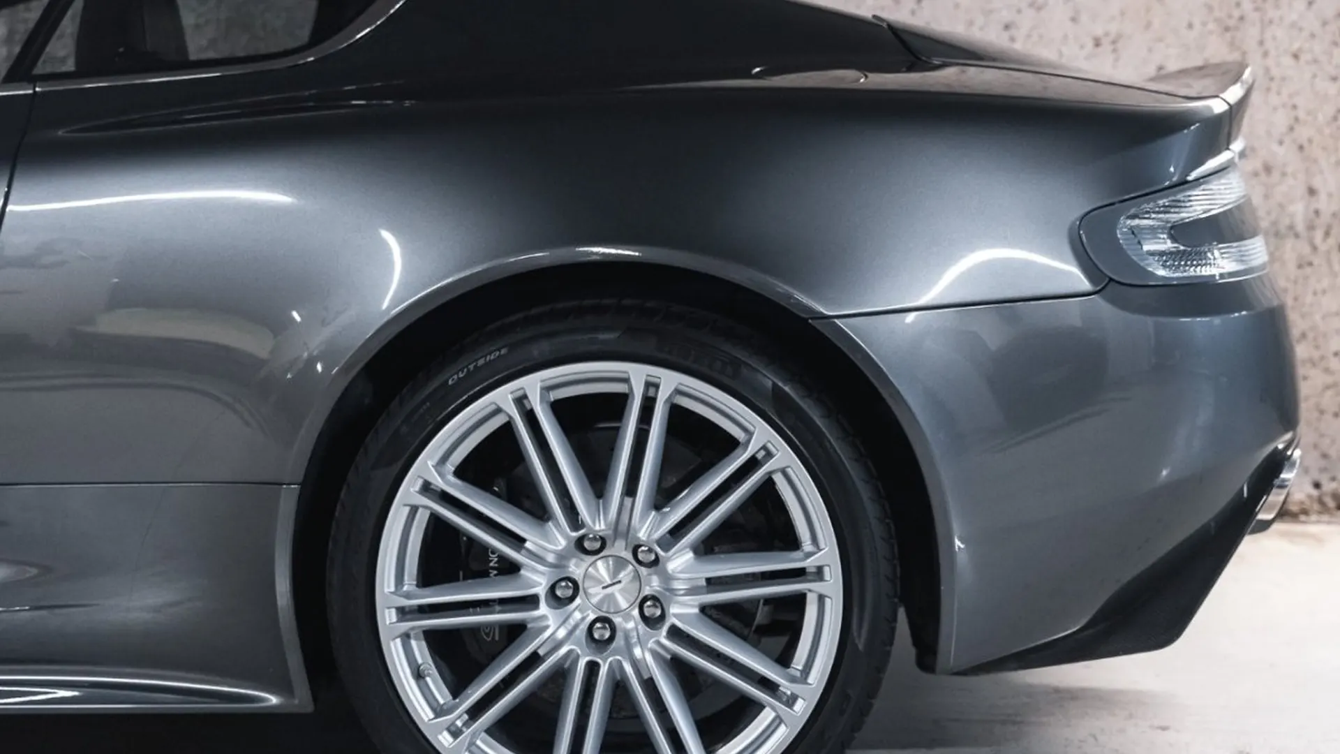 Aston Martin DBS — photo 14