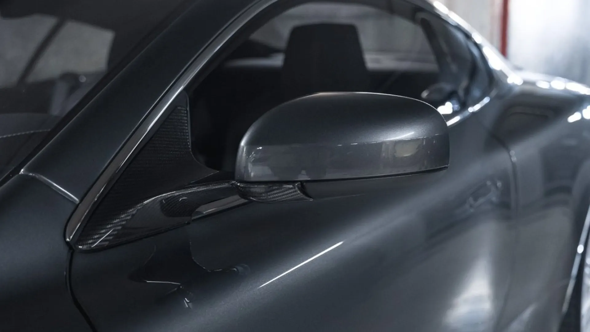 Aston Martin DBS — photo 10