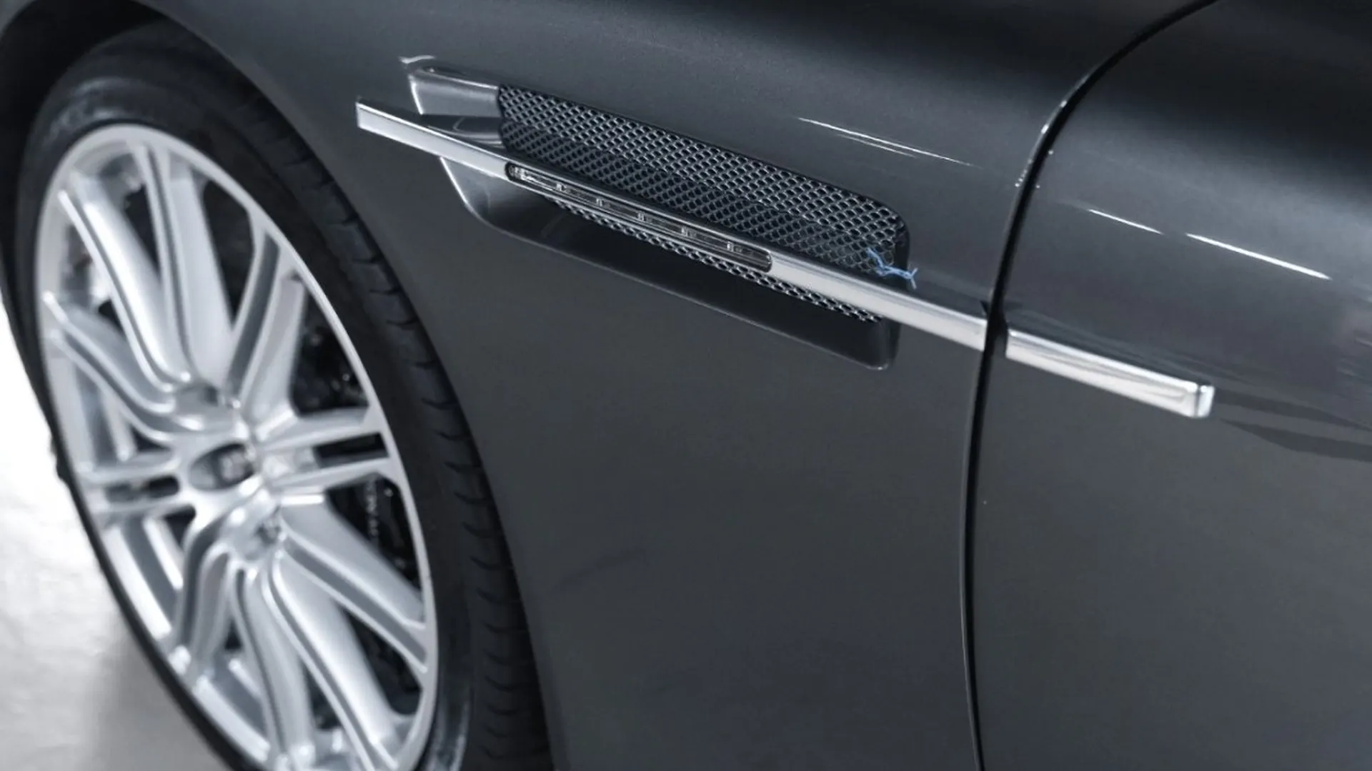 Aston Martin DBS — photo 12