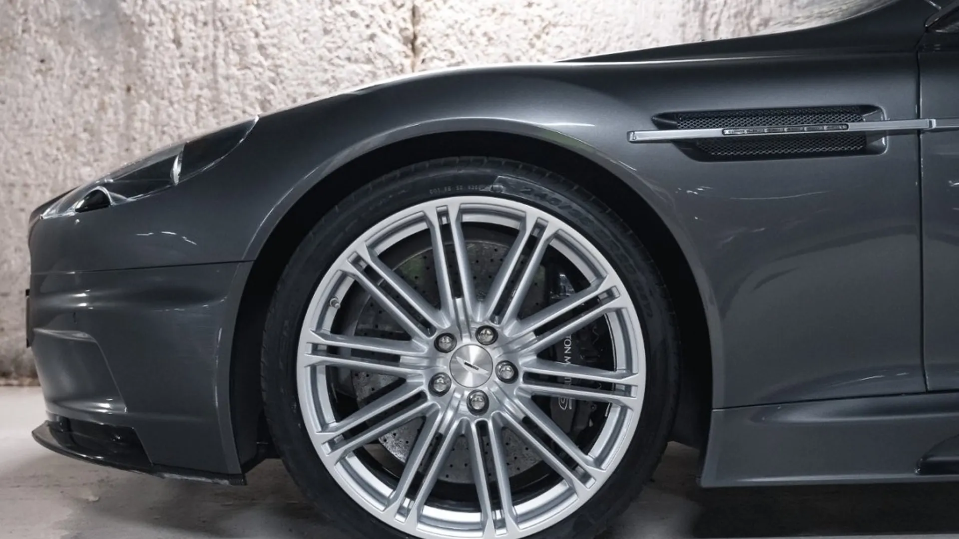 Aston Martin DBS — photo 11