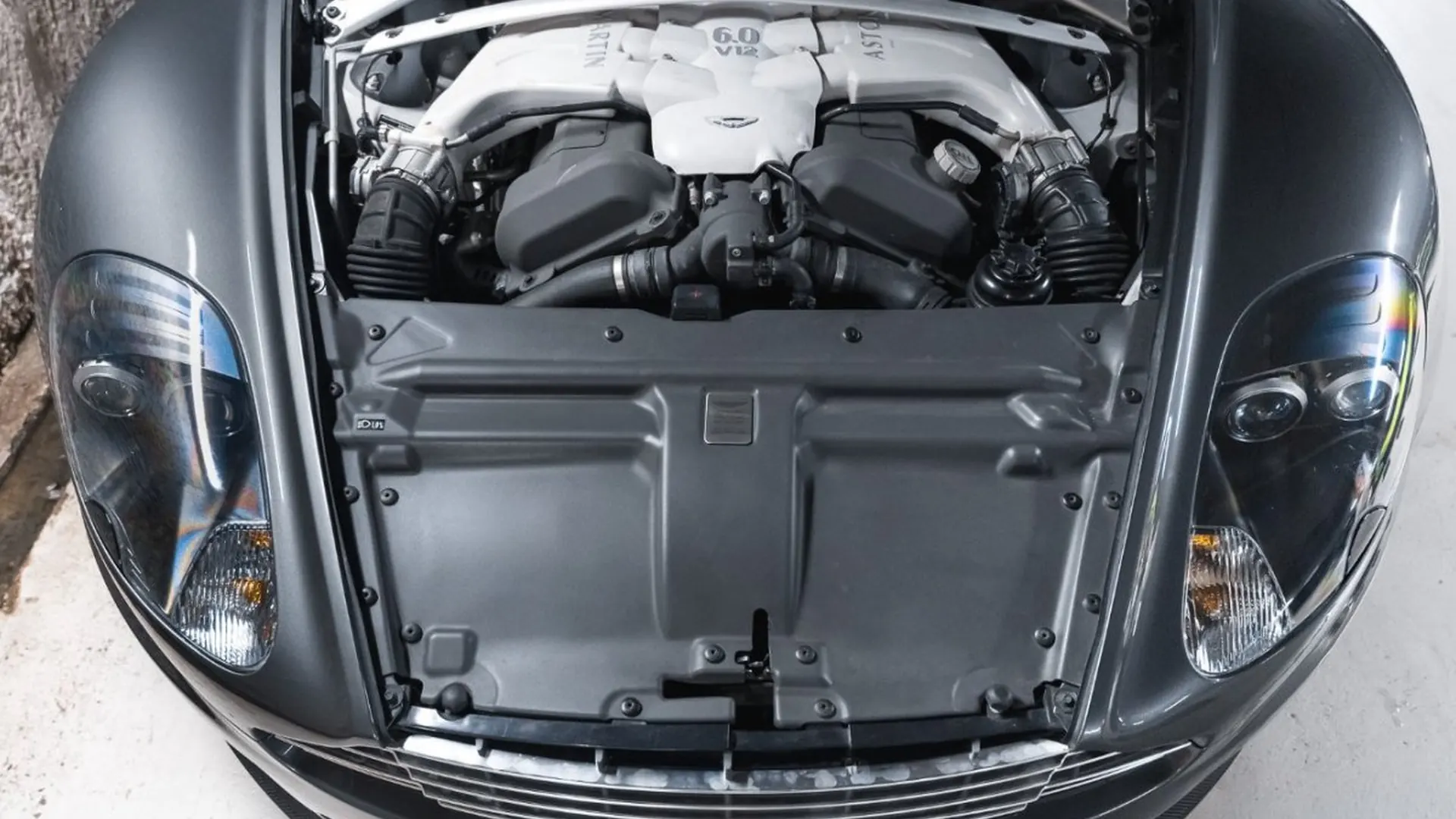 Aston Martin DBS — photo 42