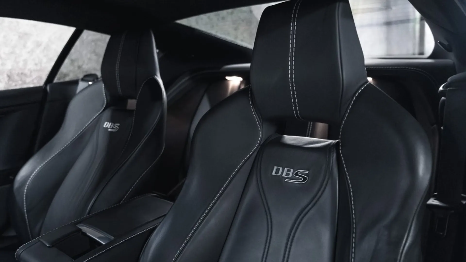 Aston Martin DBS — photo 28
