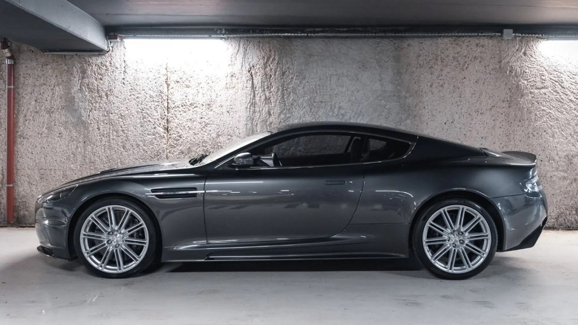 Aston Martin DBS — photo 9