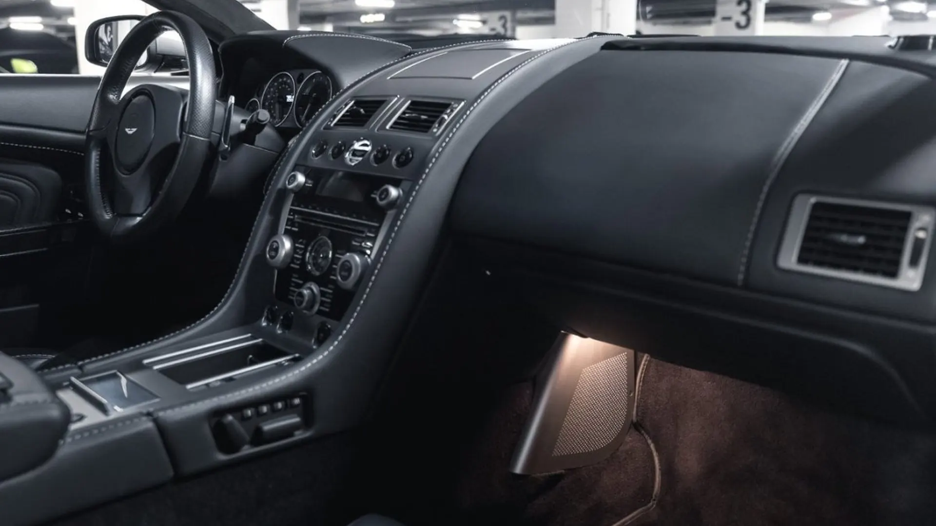 Aston Martin DBS — photo 39