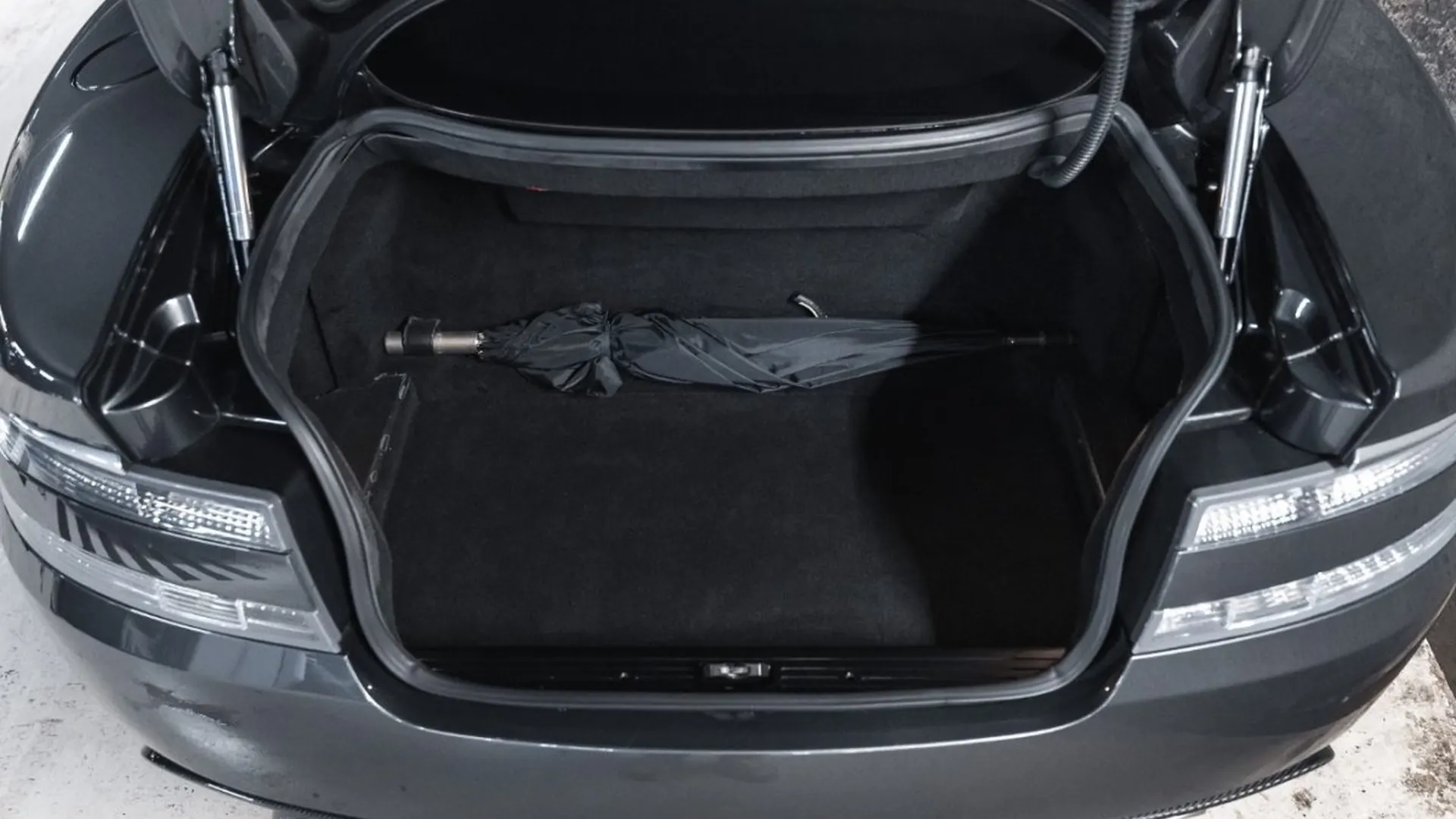 Aston Martin DBS — photo 22