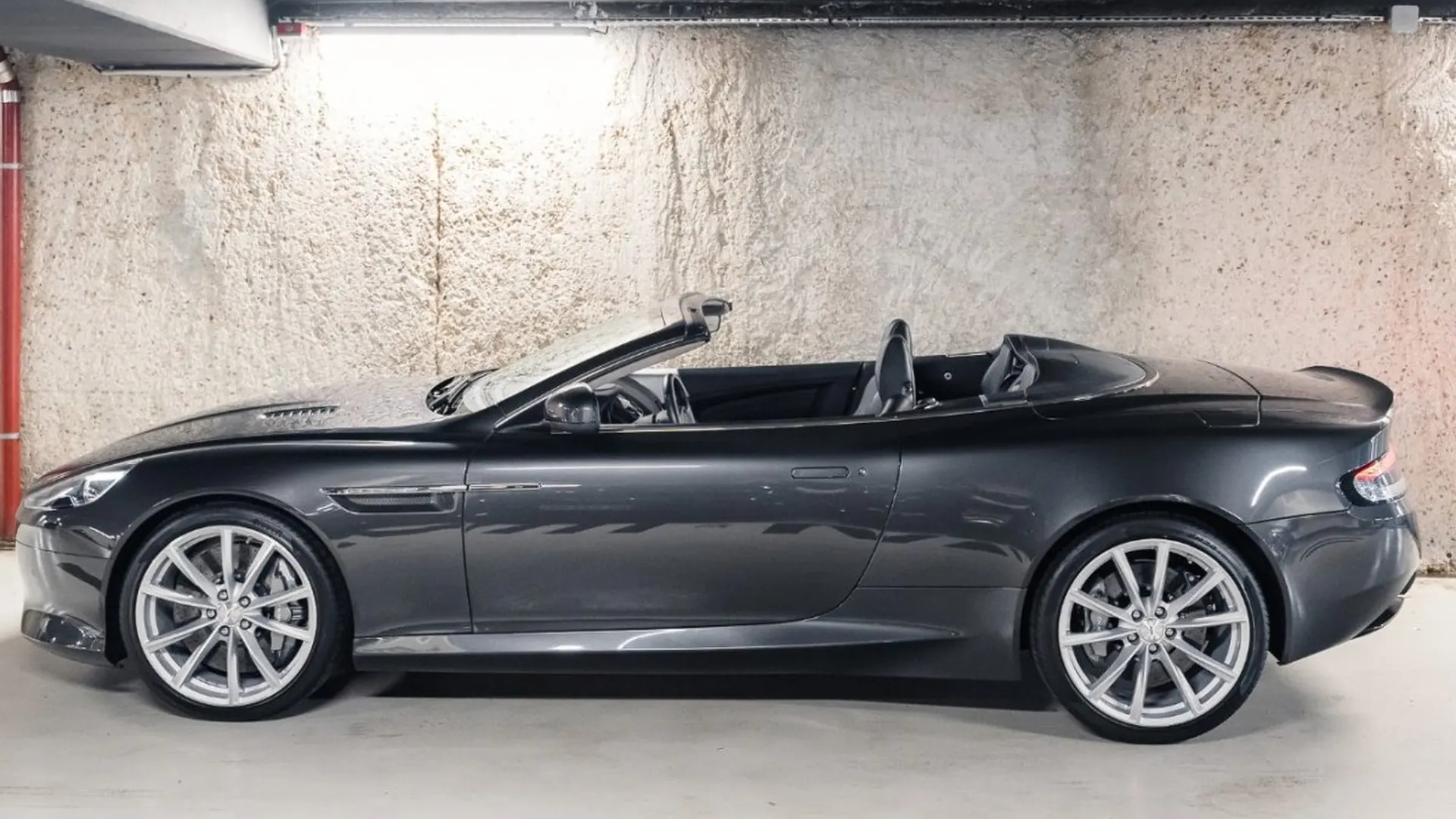 Aston Martin DB9 — photo 10