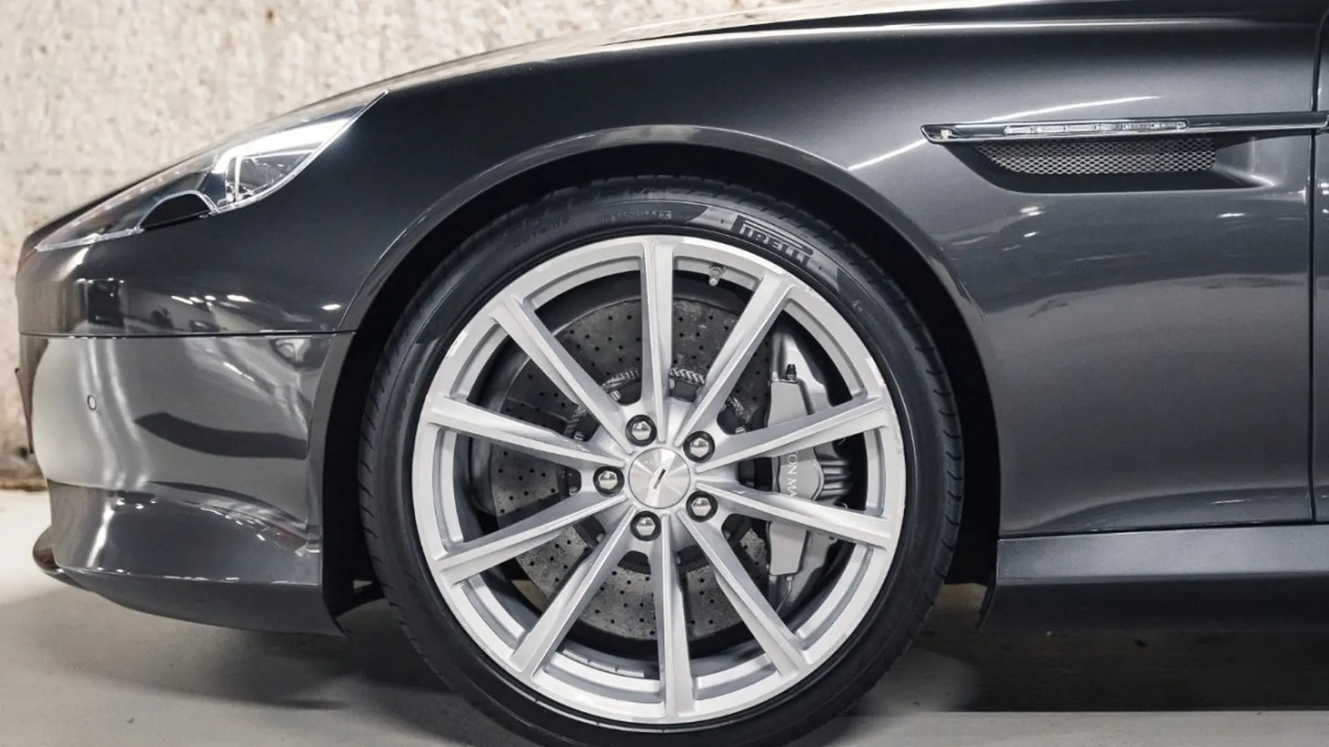 Aston Martin DB9 — photo 11