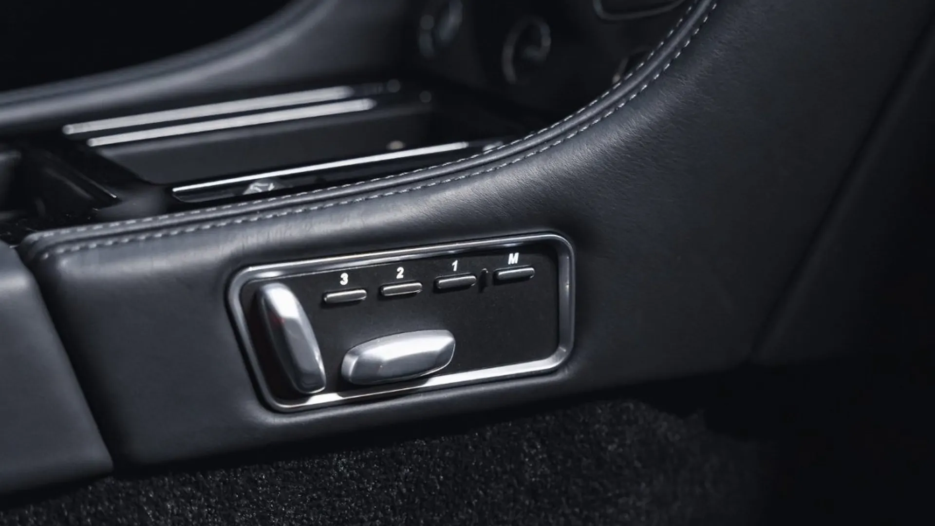 Aston Martin DB9 — photo 35