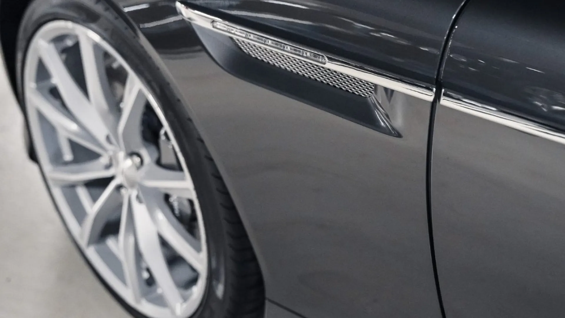 Aston Martin DB9 — photo 12