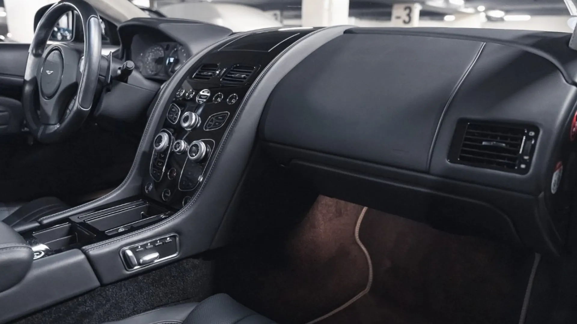 Aston Martin DB9 — photo 34