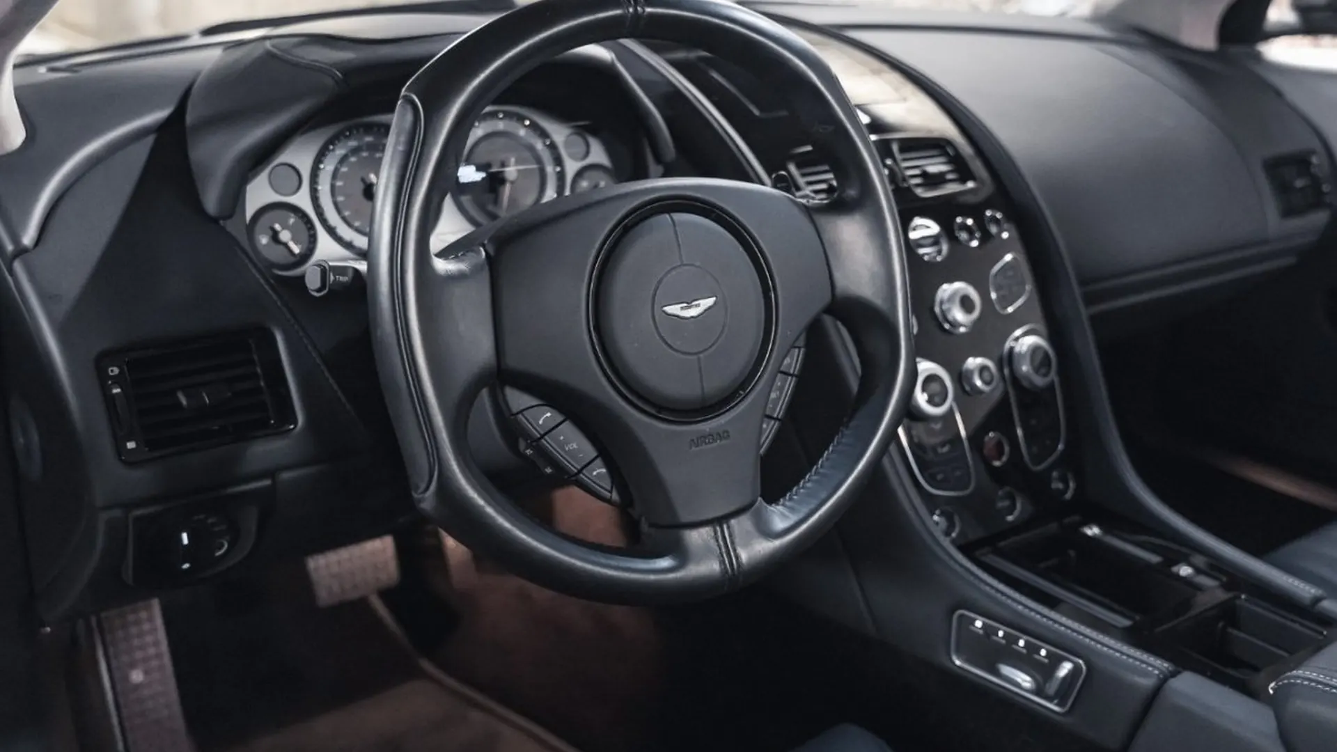 Aston Martin DB9 — photo 28