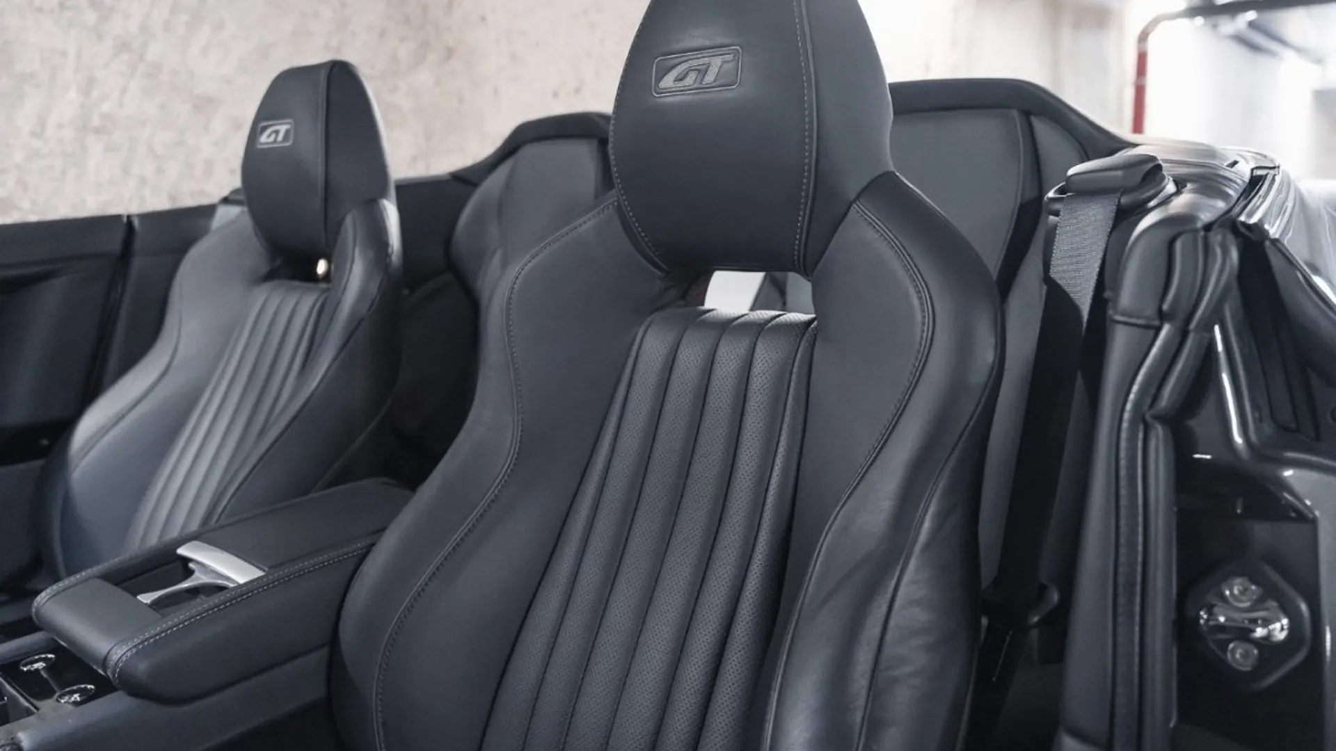 Aston Martin DB9 — photo 26