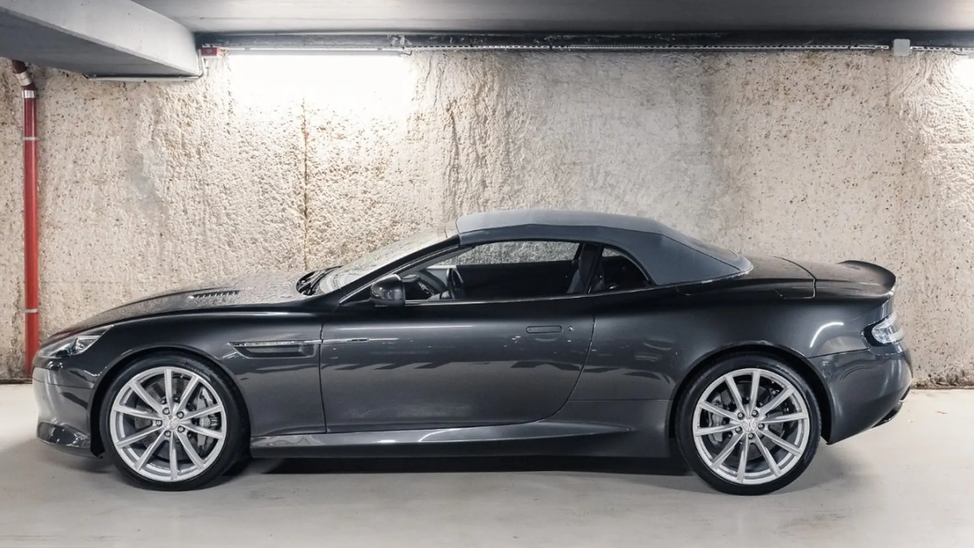 Aston Martin DB9 — photo 9